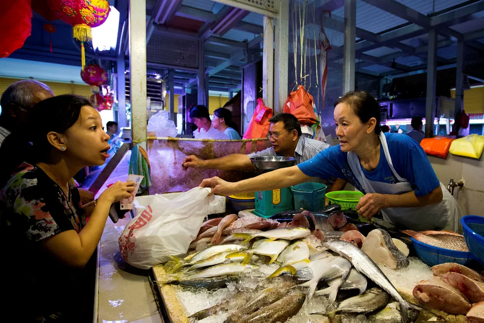 I 2016 kjøpte mer enn hver femte kineser i de største byene sjømat på nett. Har fra et fiskemarked i Singapore. Foto: SeongJoon Cho/Bloomberg
