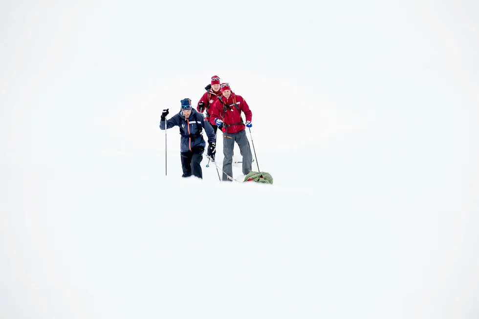Anders Aukland (med pulk), Jørgen Aukland og Egil Nilsen (midten) forbereder Grønland-kryssing i rekordfart i midten av mai. For Aukland-brødrene er grunnlaget fra friluftsliv utenom treningen svært sparsommelig. Foto: Gorm K. Gaare