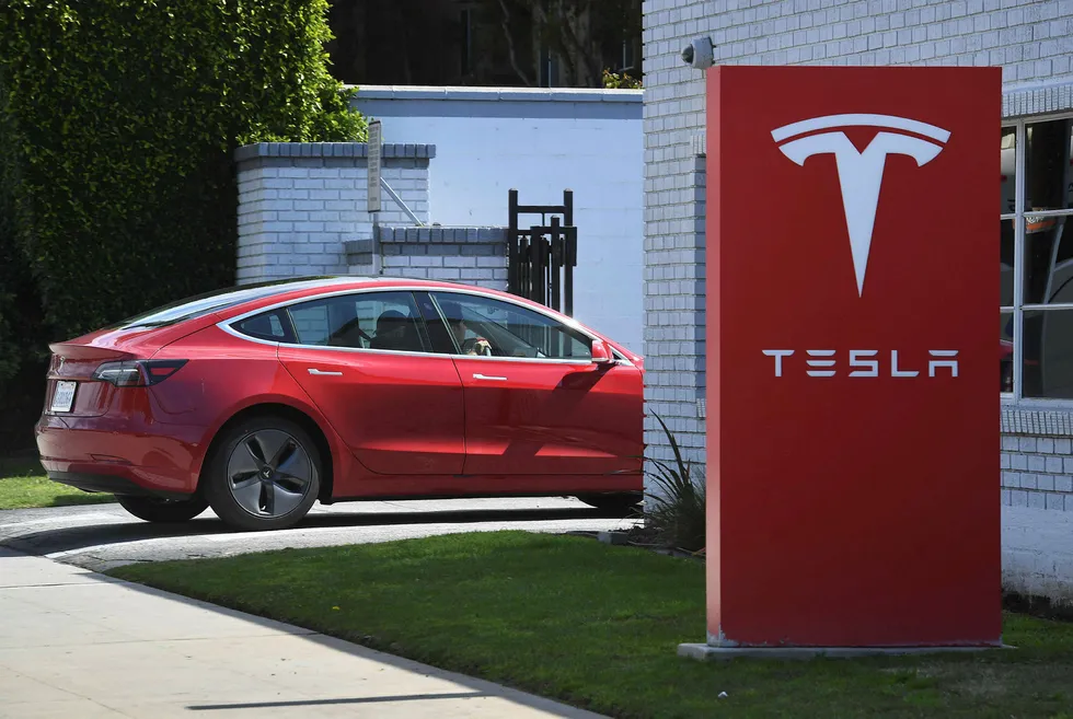 Tesla sliter med å få levert biler til kundene.