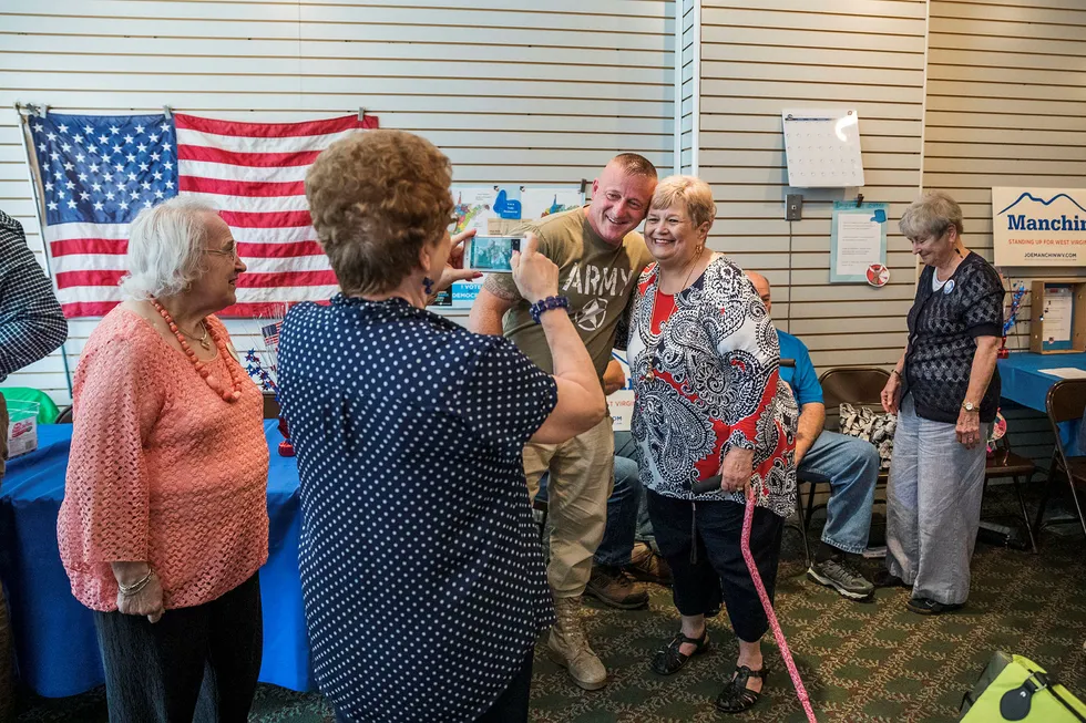 Richard Ojeda, kandidat for det Demokratiske parti til til kongressen, blir tatt bilde av sammen med tilhengere. Vest-Virginia er en av statene som kan være med på å vippe makten i senatet og kongressen i USA.