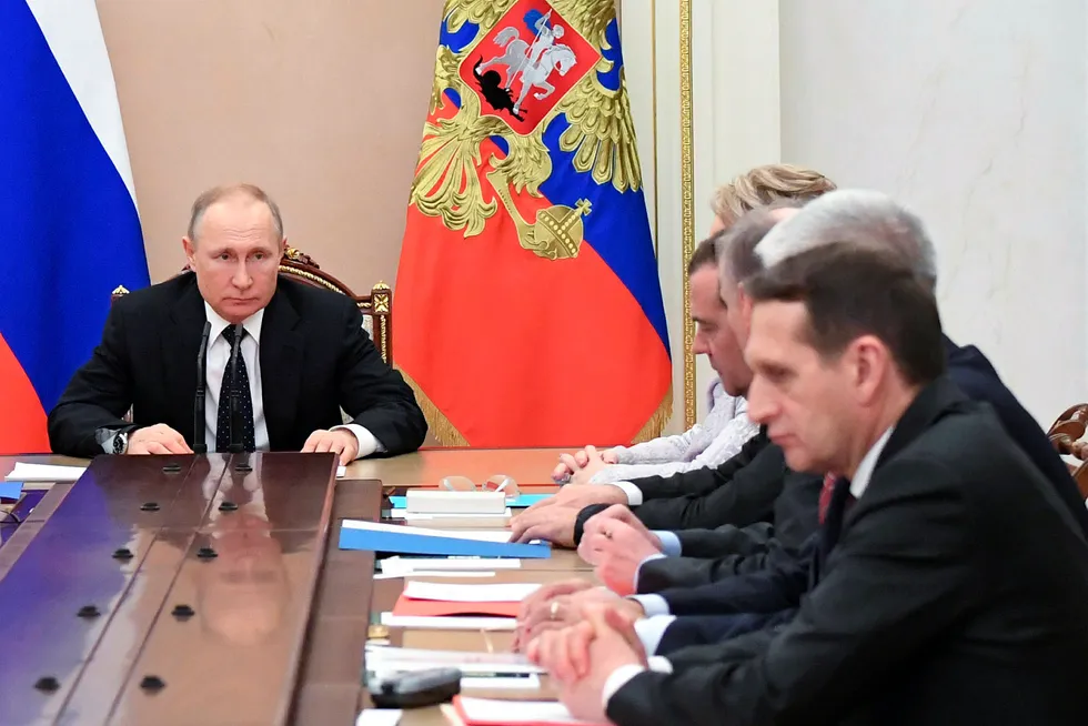 President Vladimir Putin ledet møtet i det russiske Sikkerhetsrådet i forrige uke. Russland er offensive og kan bruke krisen til å splitte nasjoner og undergrave tilliten til myndigheter og institusjoner, skriver artikkelforfatteren.