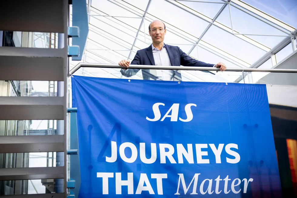 SAS-sjef Anko van der Werff venter på å få godkjent Danmark og Air France-KLM som nye eiere. Først enda et stort underskudd.