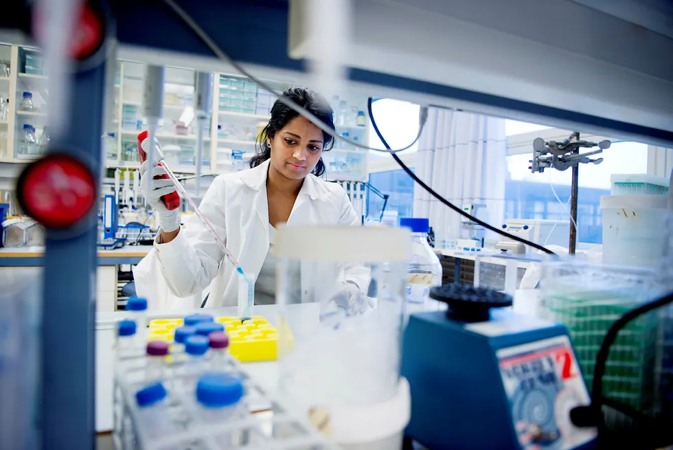 Lege og doktorgradsstipendiat Lavanya Thiruchelvam-Kyle (32) vil undersøke om forskningsfunnene hennes kan benyttes til å utarbeide nye behandlingsmetoder eller hjelpe kreftpasienter på andre måter. Foto: Mikaela Berg