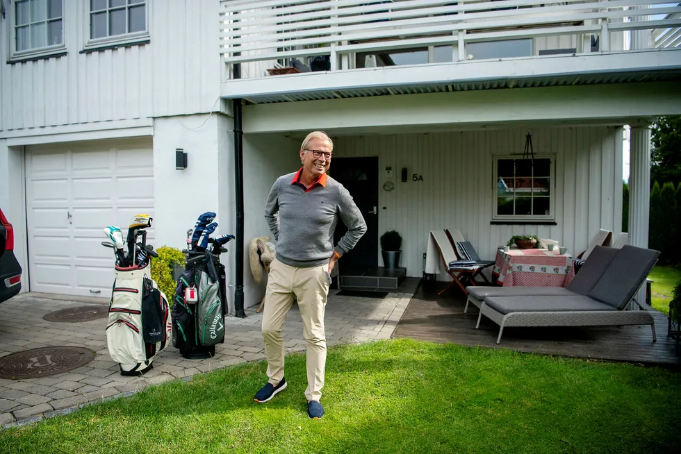 Morten Østby-Deglum (66) handler mye på nett. – Alt jeg har på meg i dag er kjøpt på nett, forteller Østby-Deglum som poserer hjemme i hagen på Blommenholm i Bærum.