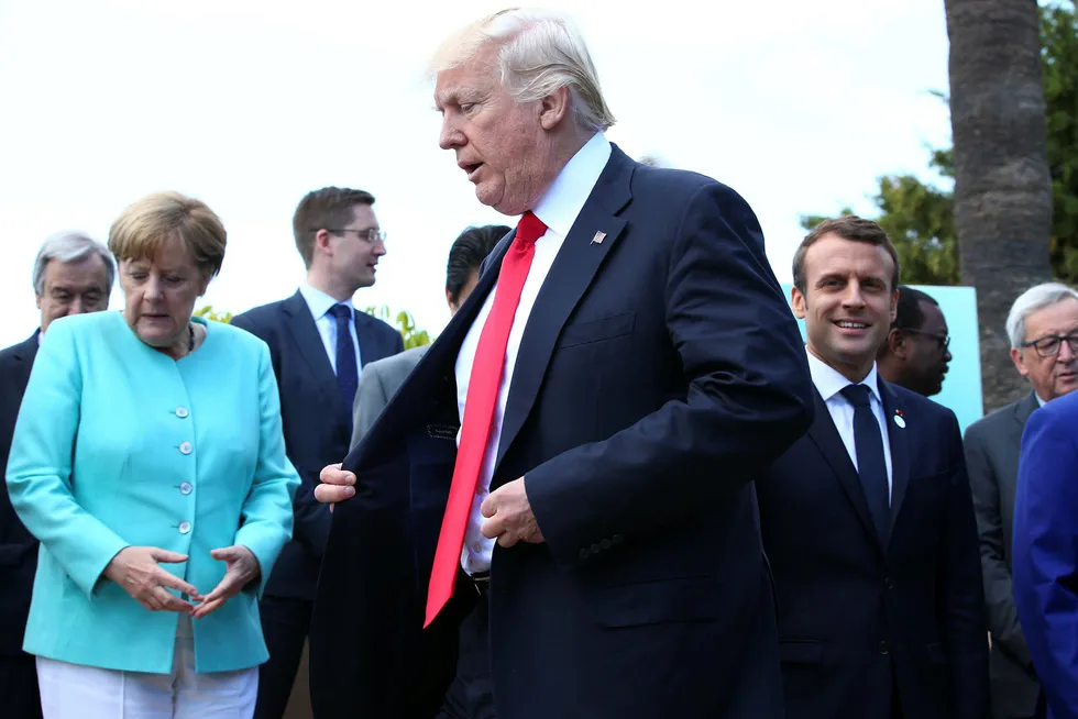 USAs president Donald Trump, her avbildet i forgrunnen under G7-toppmøtet i Italia tidligere denne uken. Tysklands forbundskansler Angela Merkel, til venstre, har hatt et anstrengt forhold til den nye amerikanske presidenten. Bak Trump til høyre er Frankrikes nyvalgte president Emmanuel Macron. Foto: ALESSANDRO BIANCHIReuters/NTB Scanpix