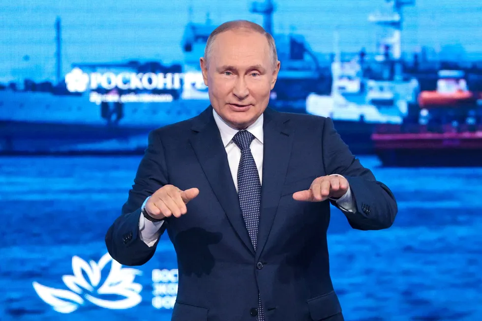 President Vladimir Putin deltok på et økonomisk forum i Vladivostok i forrige uke. Vesten må raskt lære seg langsiktighetens kunst, skriver artikkelforfatteren om forholdet til Russland fremover.