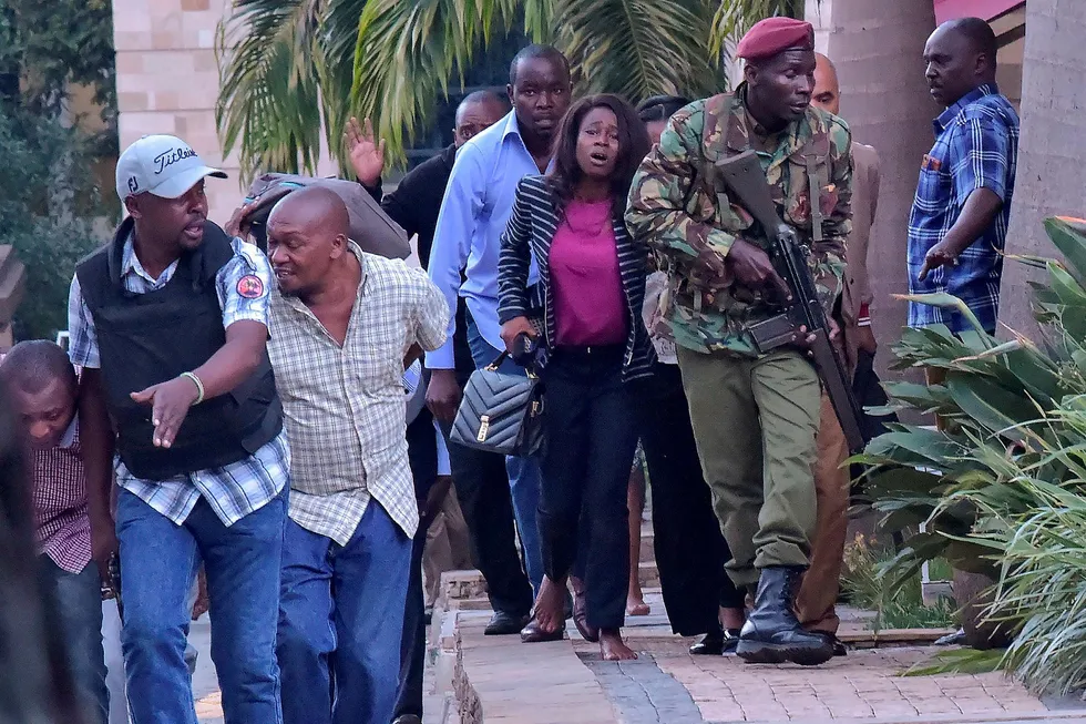 Folk evakueres fra hotellet og kontorbygningen i Nairobi som ble utsatt for et terrorangrep tirsdag.
