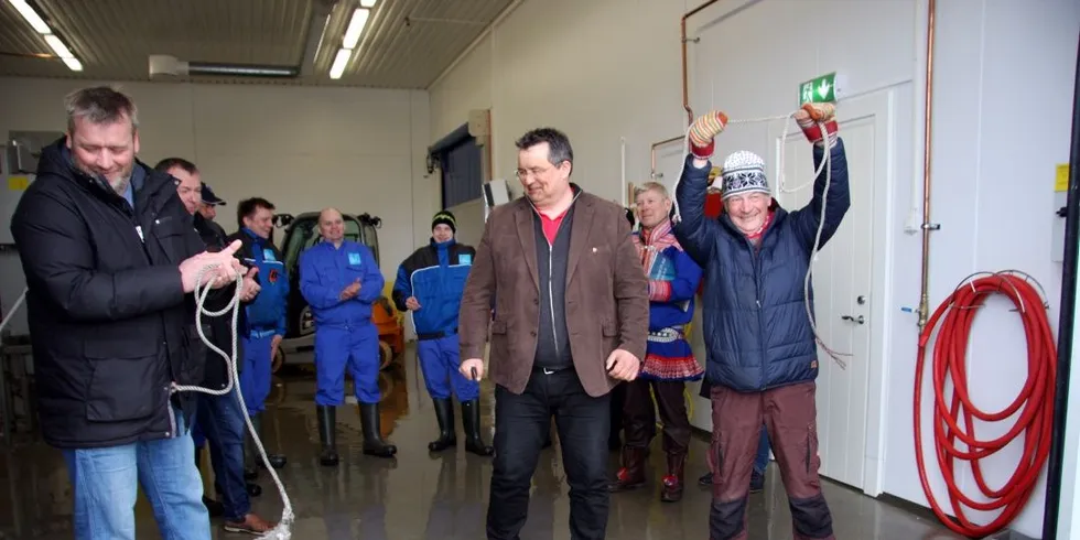 Nytt fiskemottak på Kløvnes i Nesseby kommune. Ørjan Nergaard fra Seafood, Ordfører Knut Store og Einar Mathisen åpnet bygget. Foto: Bent Johansen/Nesseby kommune