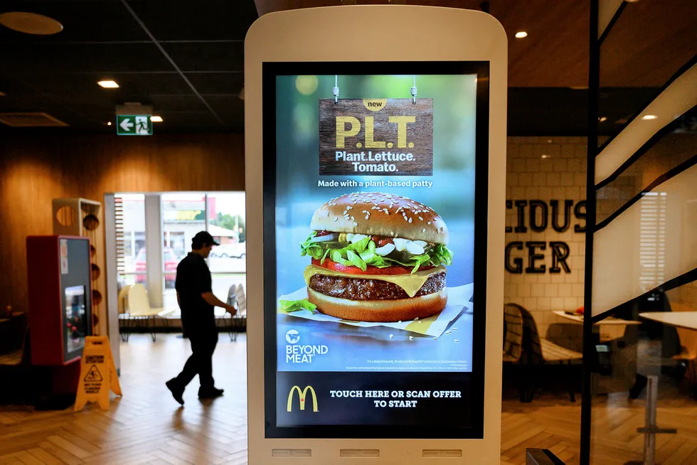 Salget av plantebaserte burgere til værs i USA og Canada. Sistnevnte er første land som tilbyr vegetarburger fra Beyond Meat hos McDonald's.