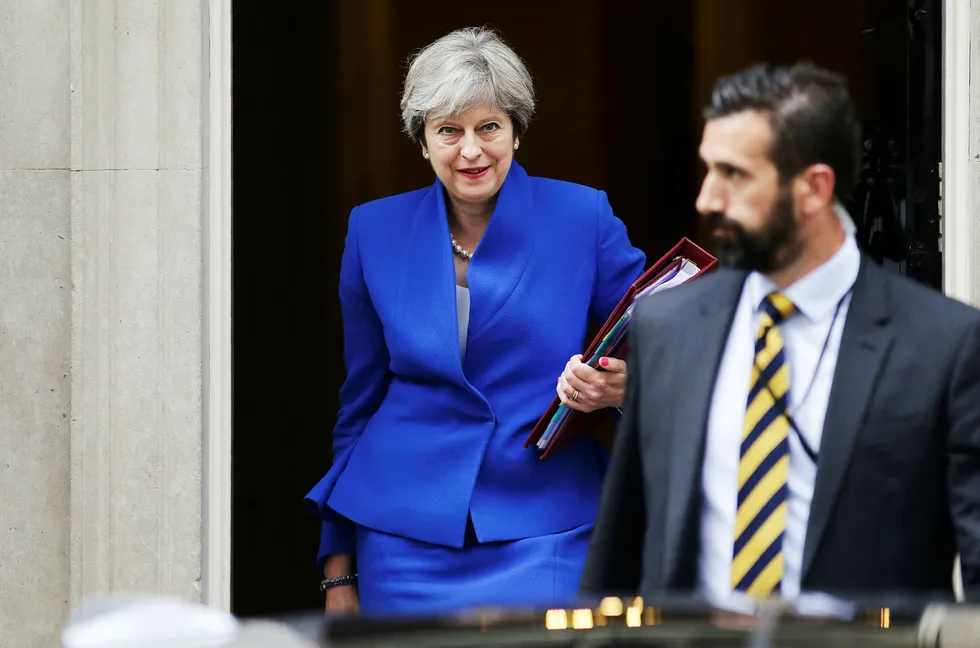 Theresa May er på ferie, men brexit-diskusjonene i Storbritannia er fortsatt hete. Foto: Daniel Leal-Olivas/AFP/NTB Scanpix