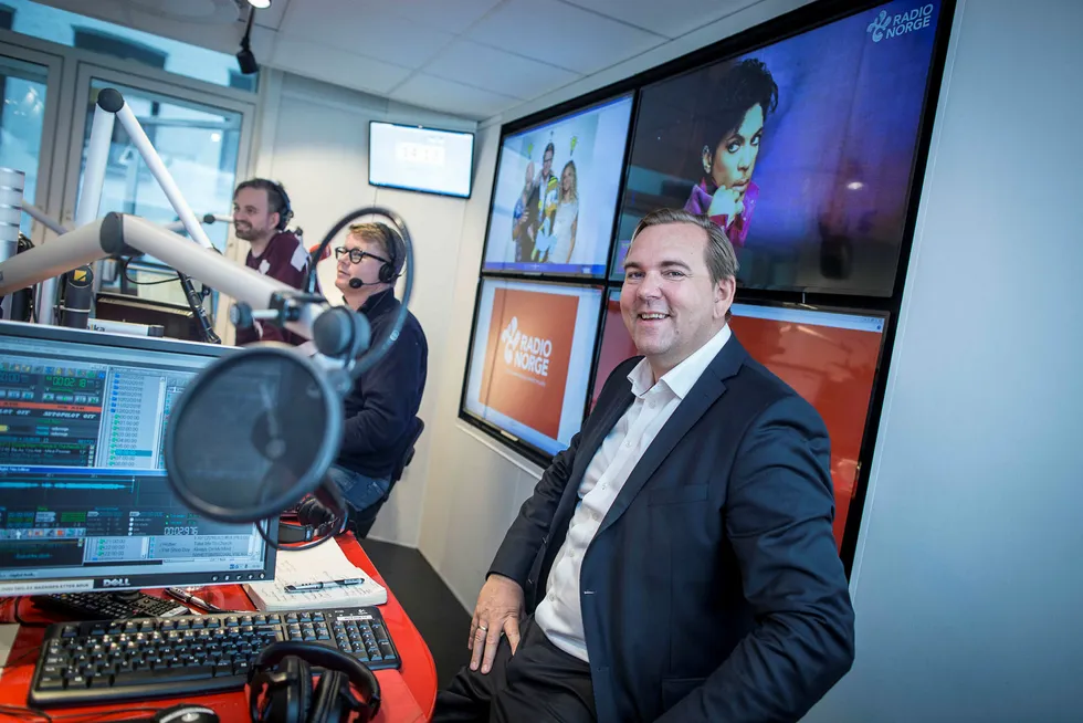 Lasse Kokvik, sjef i Bauer Media. I bakgrunnen: Arne Martin Vistnes og Øyvind Loven.