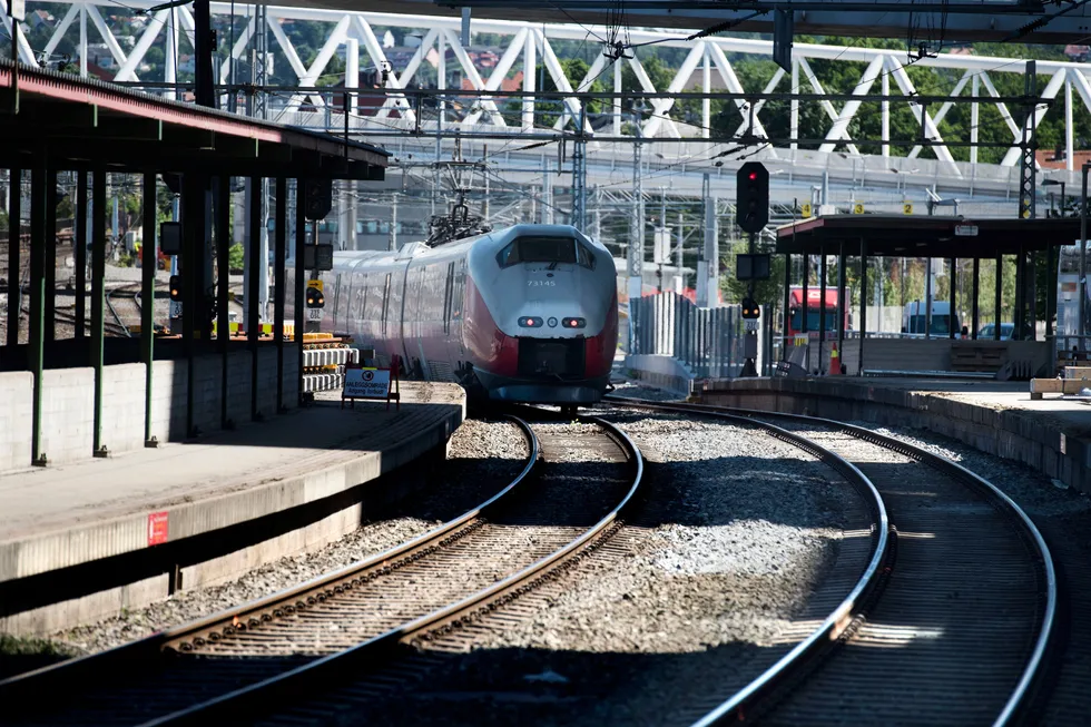 I en tid der vi er avhengige av at folk reiser mer kollektivt, både i det daglige og som erstatning for flyreiser, er det en fallitterklæring at jernbanen sakker akterut.