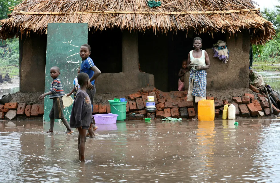I Malawi, som var hardt rammet av den siste tørken, og som opplevde alvorlige oversvømmelser året før, vil et nytt prosjekt finansiert gjennom Det grønne klimafondet gi mulighet til bruk av klimainformasjon og varslingssystemer i stor skala, skriver Helen Clark. Foto: Thoko Chikondi/Ap/NTB scanpix