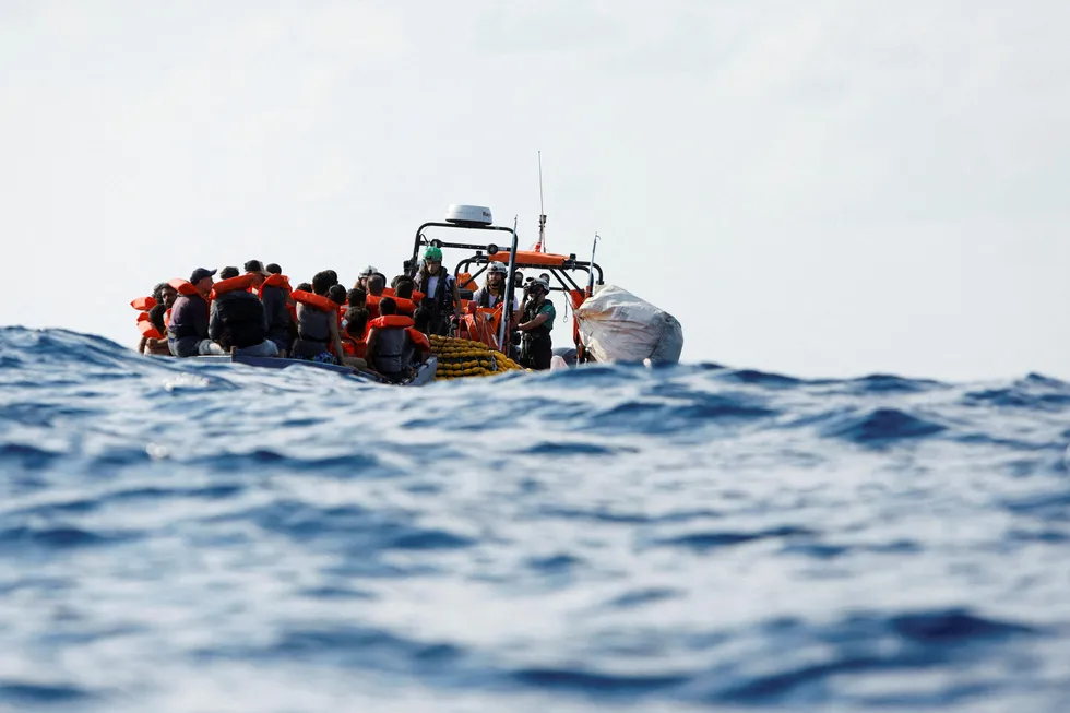Migranter utenfor Libya tatt om bord i skip operert av Medecins Sans Frontieres i september.