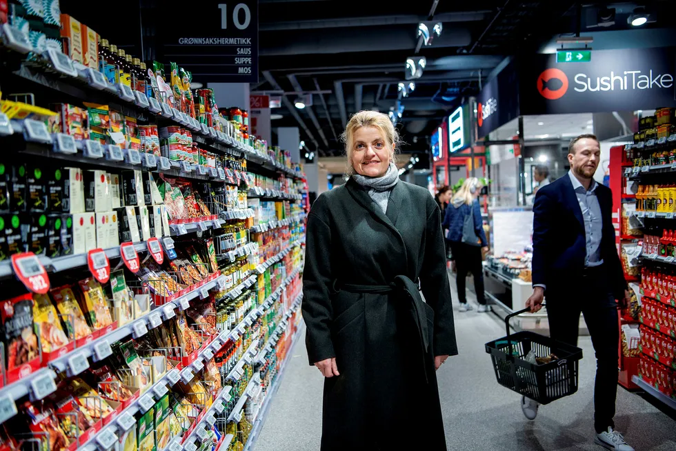 Forbrukerrådets leder Inger Lise Blyverket er bekymret hvordan et fåtall aktører sitter igjen med det meste av overskuddet innen norsk dagligvare. Her er hun i en Meny-butikk som eies av landets største dagligvareaktør, Norgesgruppen.
