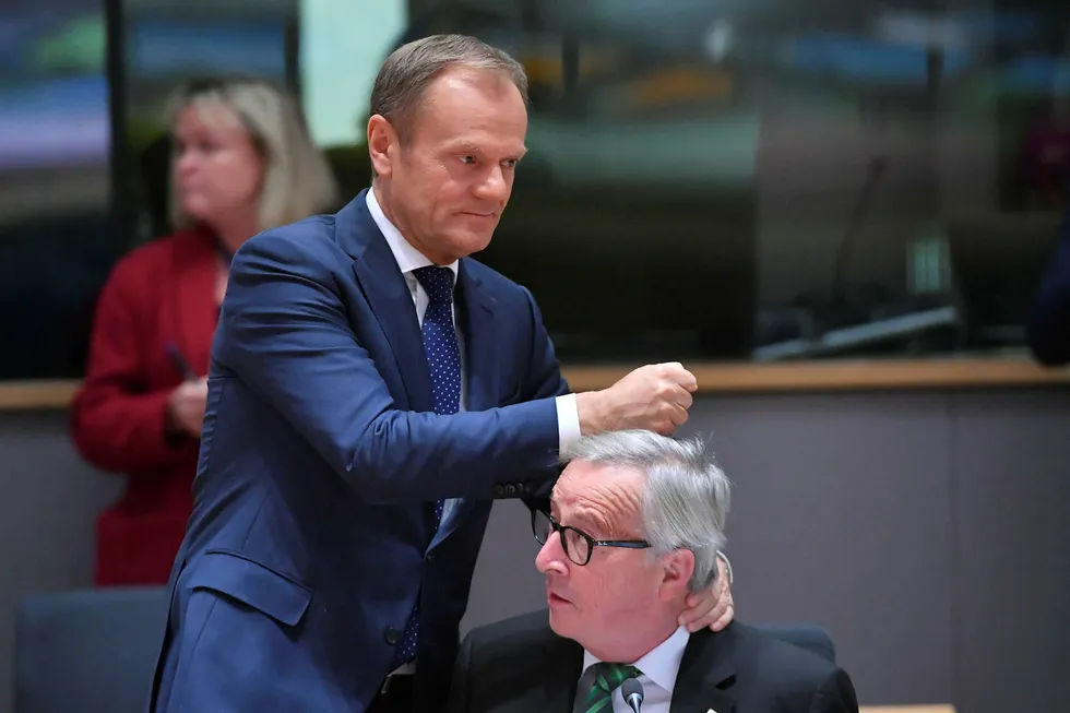 Europarådets president Donald Tusk (til venstre), her på torsdagens EU-toppmøte i Brussel sammen med Europakommisjonens president Jean-Claude Juncker.
