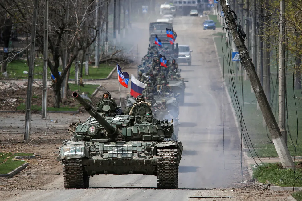 En pansret konvoi med prorussiske styrker sist torsdag utenfor Mariupol, sør i Ukraina.