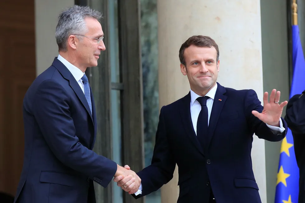 Natos generalsekretær Jens Stoltenberg besøkte torsdag Frankrikes president Emmanuel Macron ved Élyséepalasset i Paris. Foto: Michel Euler / AP / NTB scanpix