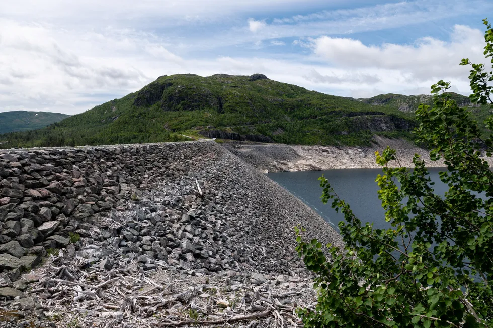 Vatnedalsdammen i Sørvest-Norge er en av nord Europas høyest liggende damanlegg og er nå preget av lav fyllingsgrad.