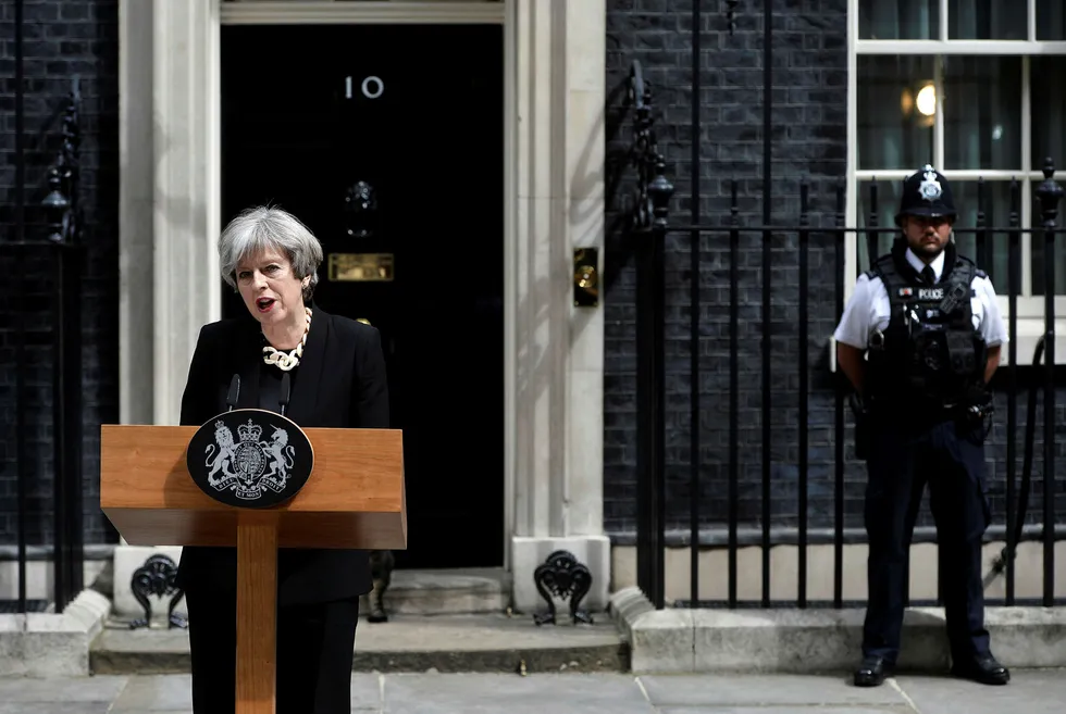 Storbritannias statsminister Theresa May møtte pressen utenfor statsministerboligen Downing Street 10 etter lørdagens terrorangrep i London. Nok er nok, sa hun. Foto: Hannah McKay/Reuters/NTB Scanpix