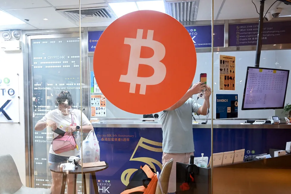Bitcoinkursen får et oppsving tirsdag. Her står kunder inne i en kryptoveksler i Hongkong.