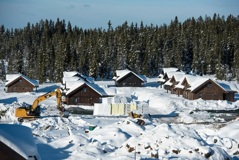 Rekordmange tillatelser blir gitt til hyttebygging. Bildet viser nye hytteprosjekter på Sjusjøen under bygging.