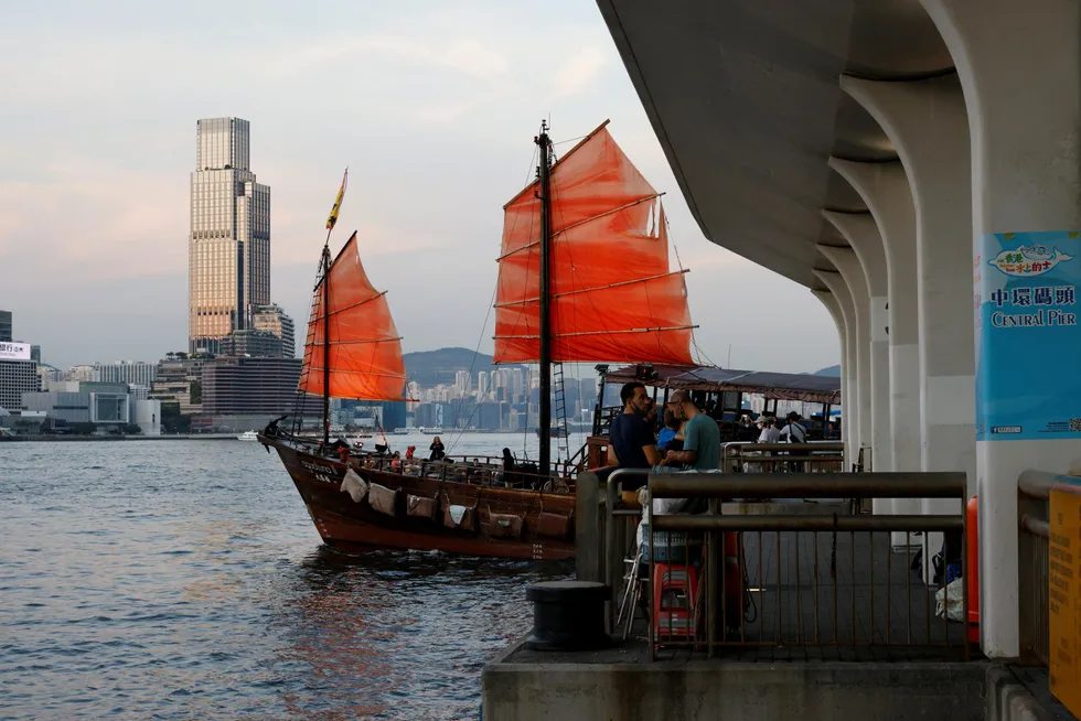 Hongkong-børsen har falt med 20 prosent siden toppen i vinter. De kinesiske aksjonene mot oppstartsselskaper har rammet hardt. Her fra innselingen ved Victoria Harbour.