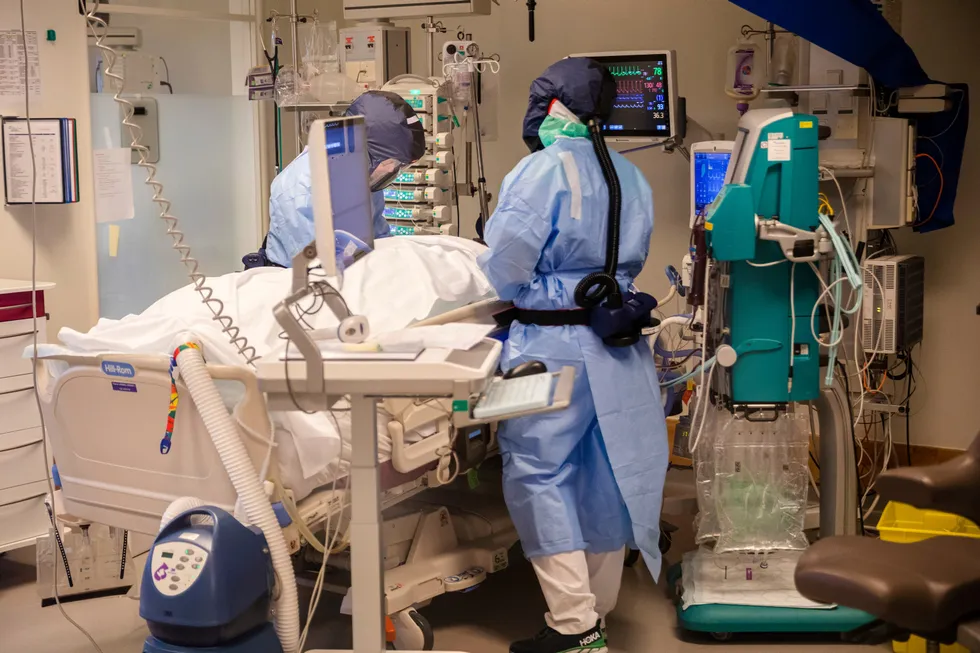 En pasient på intensivavdelingen til Rikshospitalet får behandling for korona.