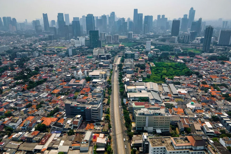 Trafikkkaoset har forsvunnet fra storbyer i Sørøst-Asia etter den siste nedstengningen, som her fra den indonesiske hovedstaden Jakarta.