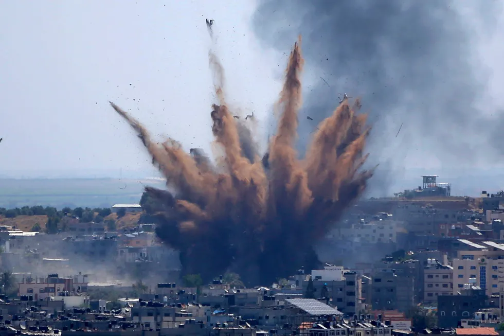 Røyken stiger til værs etter et israelsk luftangrep mot en bygning på Gazastripen torsdag.
