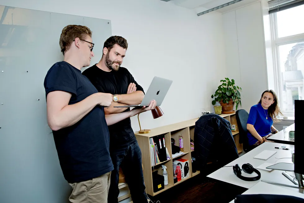 Seriegründer Morten Strunge sammen med Sverre Dueholm (fra venstre) og Eva Lægdsgaard, begge medstiftere av firmaet Podemos. Her fra deres kontorer i København.