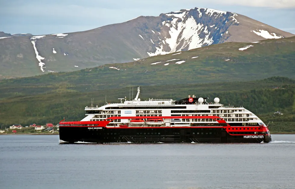 Hurtigruten eier diverse eiendommer på Svalbard der det driver blant annet hoteller, butikker og hoteller gjennom datterselskapet Hurtigruten Svalbard.