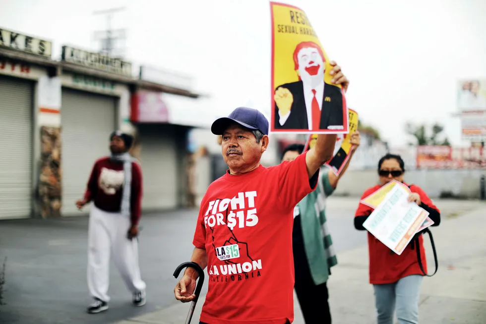 En restaurantarbeider Los Angeles i USA krever høyere lønn. Nye jobbtall viser at lønnsveksten kom inn på 0,2 prosent. Foto: Lucy Nicholson/Reuters/NTB Scanpix