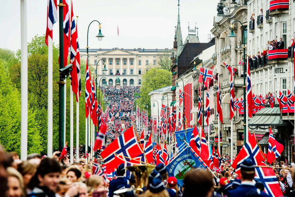 Vet du hvem som skrev teksten til Norges nasjonalsang «Ja, vi elsker dette landet»? Her fra barnetoget på Karl Johans gate i Oslo, 17. mai 2017.