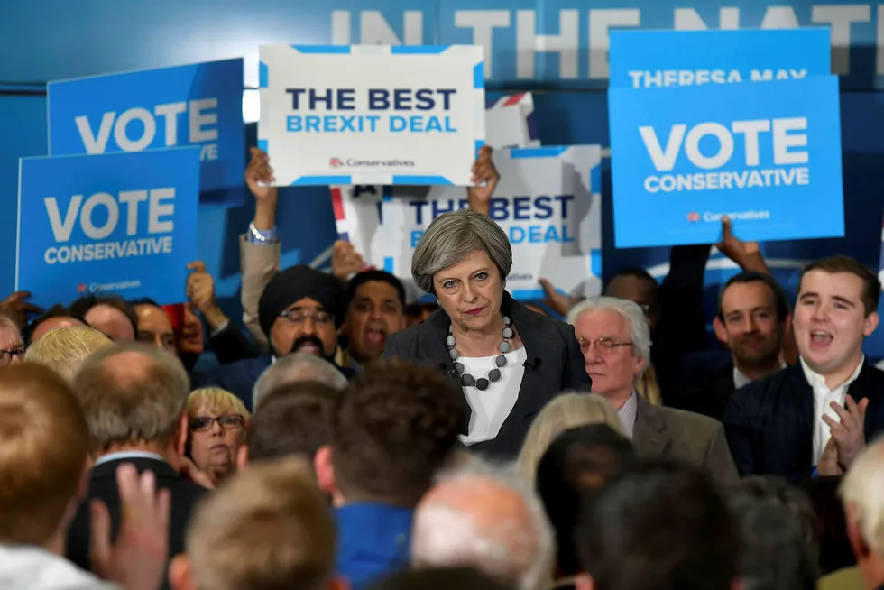 Det går mot et svært spennende valg i Storbritannia. Statsminister Theresa May (bildet) drev tirsdag valgkamp i Slough i sørøst-England. Foto: Ben Stansall/AFP/NTB Scanpix