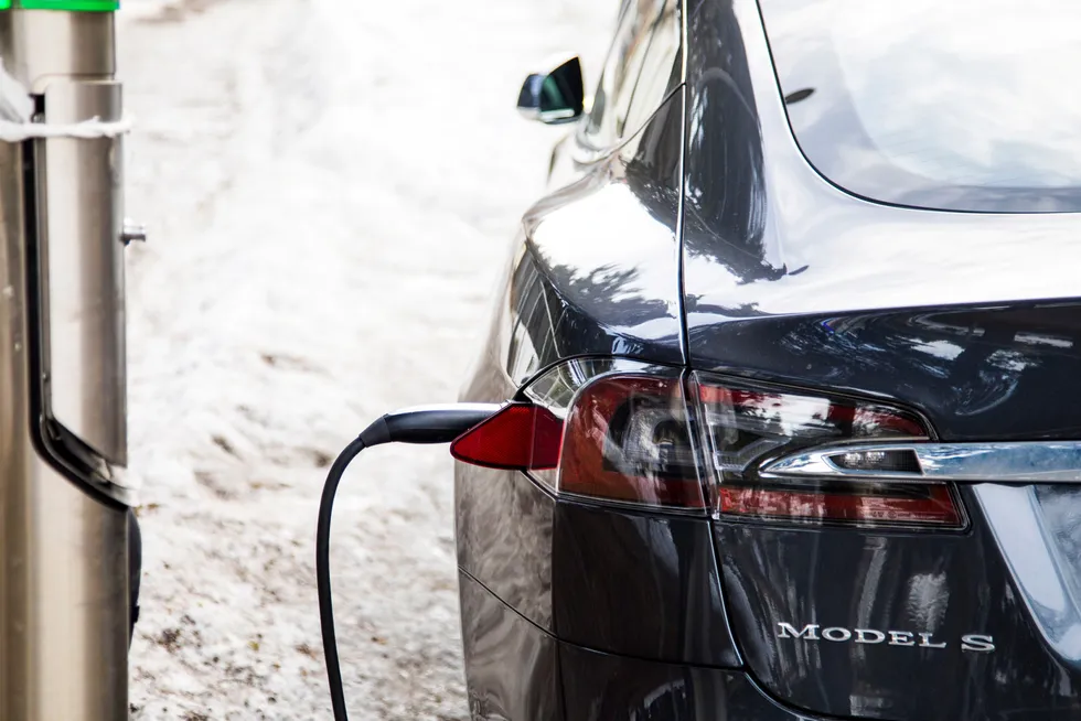 En Tesla Model S under lading. Avgjørelsen i forliksrådet dreier seg om denne biltypen av årsmodell 2014 og 2015.