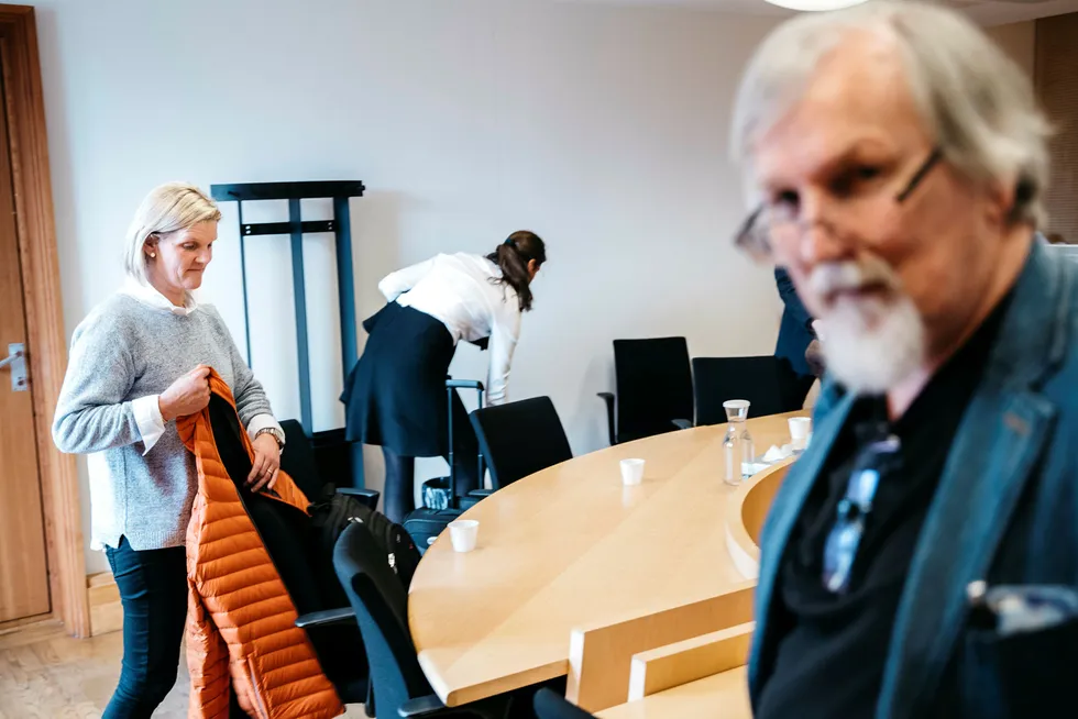 Torild Mjelstad, leder i fagforeningen Junit og forgjengeren Asbjørn Wikestad i retten. Junit vil hindre Wikestad i å ytre sin misnøye om foreningen på Facebook. Foto: Fartein Rudjord