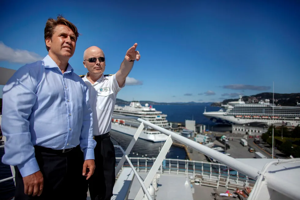 Geir Kronbæck, her sammen med kaptein Johannes Tysse på skipet «Azamara Journey», ble ansatt som Norden-sjef i Royal Caribbean Cruises i fjor høst. Nå får han ikke lov til å uttale seg om de store endringene selskapet planlegger i Oslo og Norden for øvrig.