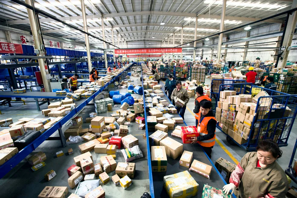 Kinesiske postansatte sorterer post i Taiyuan i Shanxi-provinsen. En gammel avtale gjør at det er billigere å sende brev fra Kina fordi det er klassifisert som som et utviklingsland i avtalen.