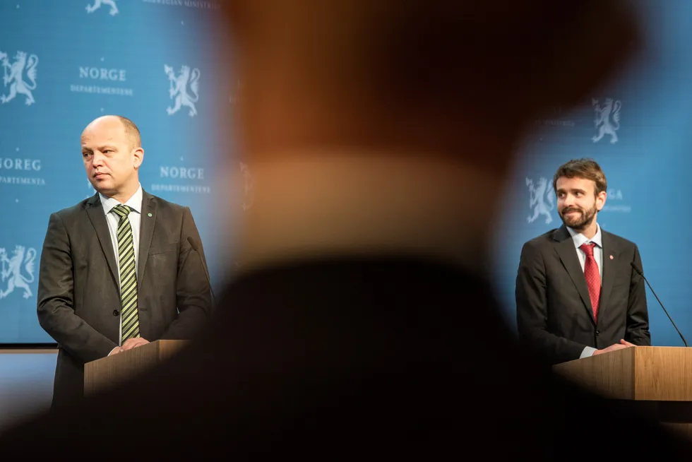 Finansminister Trygve Slagsvold Vedum og næringsminister Jan Christian Vestre holdt pressekonferanse om økonomiske tiltak knyttet til koronasituasjonen tirsdag.