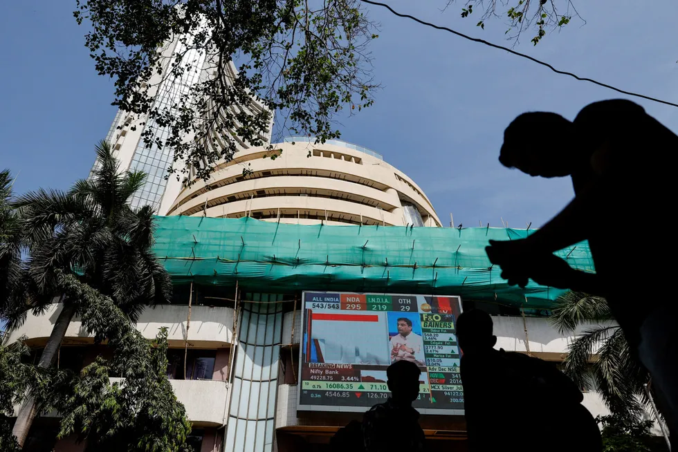 Det er høy aktivitet ved Bombay Stock Exchange (BSE) i Mumbai. De samlede børsverdiene har passert 5000 milliarder dollar. Nå går det mot et rush av nye børsnoteringer.