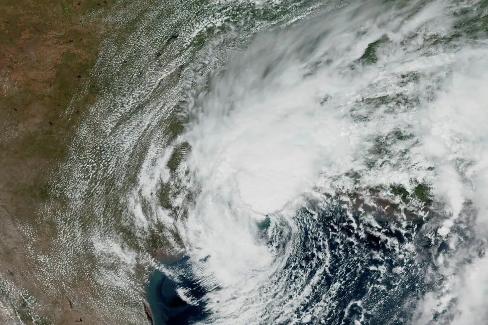 Uværet Harvey herjer fortsatt i Texas. Her er den tropiske stormen avbildet fra satellitt sør-sørvest for Port Arthur, der driftsselskapet til det største raffineriet i USA har valgt å stenge ned. Foto: AFP Photo/NTB Scanpix.
