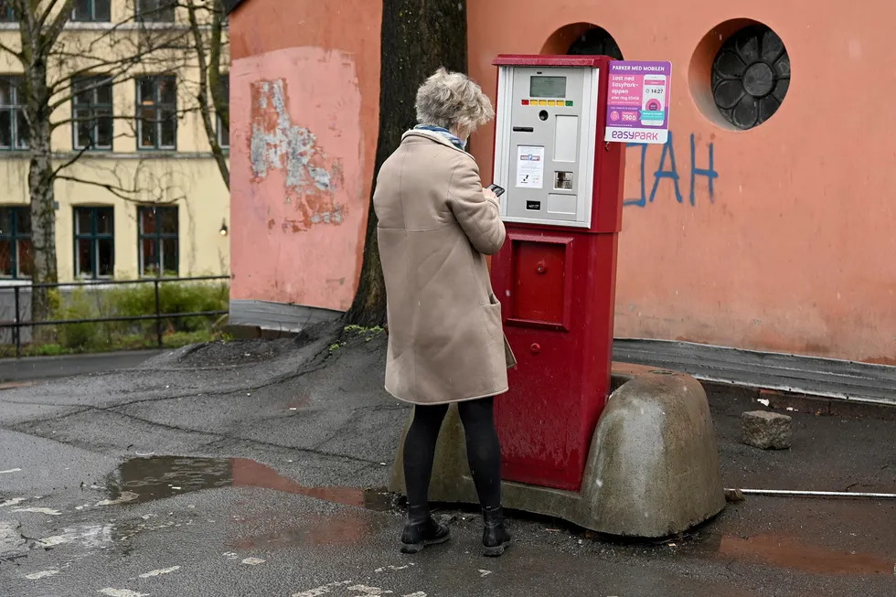 EasyPark har gjennom sin app utviklet en betalingstjeneste som gjør det mulig å betale med mobilen i stedet for på parkeringsautomat. Her fra legevakten i Oslo sentrum.