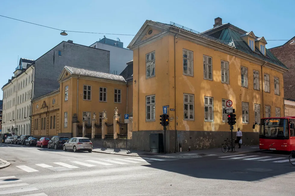 Den gamle Krigsskolen er oppført cirka 1640 av kansler Jens Bjelke. Fordi ingen vil kjøpe det totalfredede bygget vil nok staten uansett måtte plukke opp regningen.