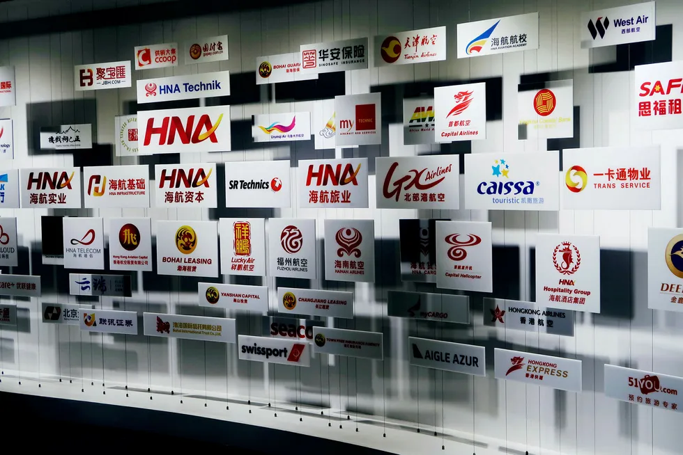 På midten av 1990-tallet kom en ellevill internasjonal oppkjøpsbølge via HNA Group. Her er en samling av logoer ved selskapets museum ved hovedkontoret i Beijing. Foto: Matthew Miller/Reuters/NTB Scanpix