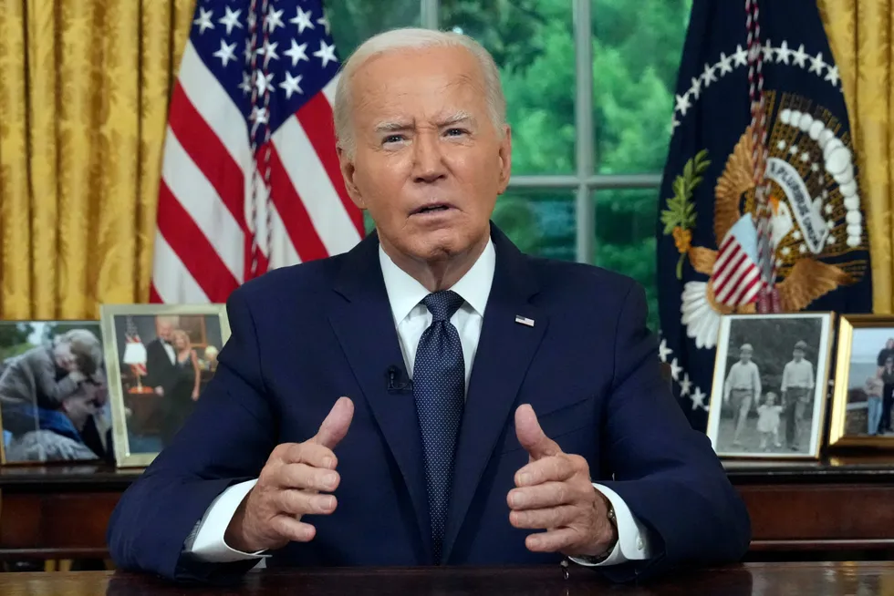 USAs president Joe Biden trekker seg som demokratenes presidentkandidat.