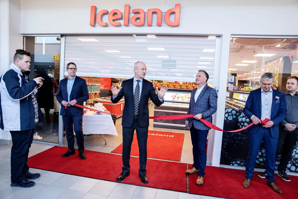 Det var store forventninger da Iceland åpnet sin første butikk på Stovner senter i Oslo i 2019. Her holder Iceland Norge-sjef Geir Olav Opheim (i midten) åpningstale, mens Alistair Cooke, sjef for Icelands internasjonale virksomhet, klipper snoren.