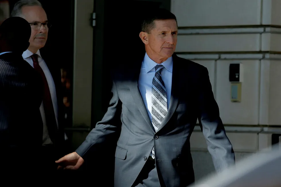 USAs tidligere nasjonale sikkerhetsrådgiver Michael Flynn på vei ut av en rettsbygning i Washington D.C. fredag. Foto: JOSHUA ROBERTS