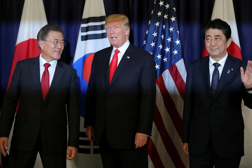 USAs president Donald Trump møter Japans statsminister Shinzo Abe og Sør-Koreas president Moon Jae-in fotografert sammen under G20-møtet i juli i år. Foto: CARLOS BARRIA/REUTERS/NTB Scanpix