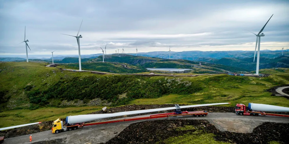 Advokat: Nye vindkraftregler gir tregere saksbehandling og dyrere vindparker. Transport og montering av Roan vindpark i 2018, en del av Fosen-utbyggingen i Trøndelag.